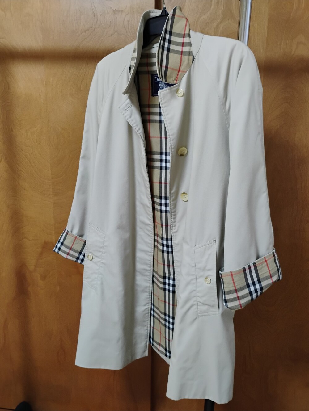 Vintage Burberry Classic Beige Trench Coat with Plaid Lining - Women